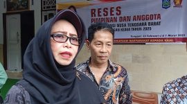Anggota DPRD Provinsi Nusa Tenggara Barat Hj. Nanik Suryatiningsih didampingi Kepala Desa Bagik Polak, Amir Amraen Putra saat melakukan Reses. Foto (Abdi/GONTB)