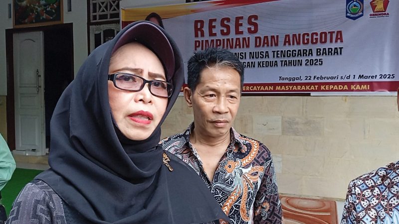 Anggota DPRD Provinsi Nusa Tenggara Barat Hj. Nanik Suryatiningsih didampingi Kepala Desa Bagik Polak, Amir Amraen Putra saat melakukan Reses. Foto (Abdi/GONTB)