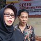Anggota DPRD Provinsi Nusa Tenggara Barat Hj. Nanik Suryatiningsih didampingi Kepala Desa Bagik Polak, Amir Amraen Putra saat melakukan Reses. Foto (Abdi/GONTB)