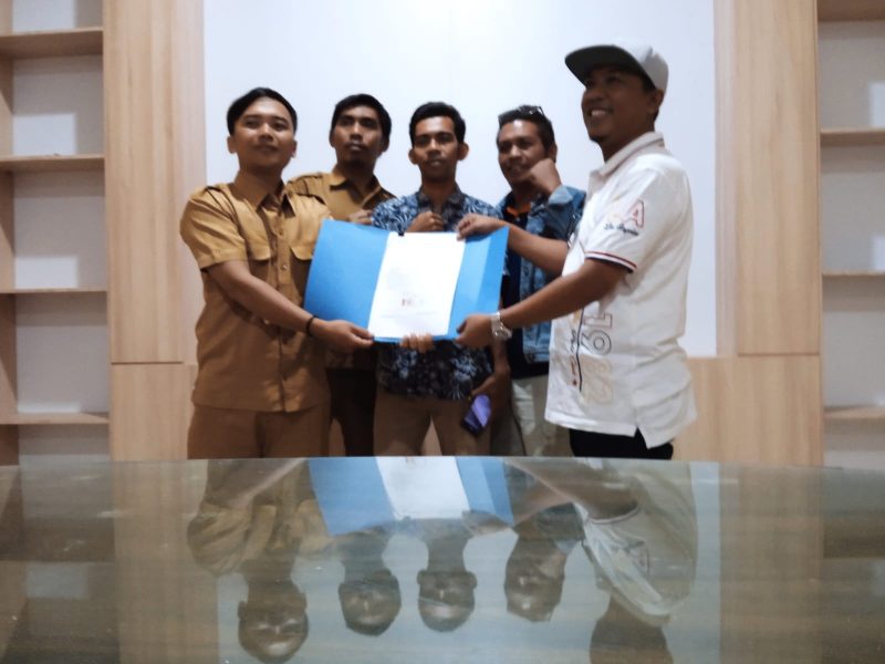 Bursa Calon Ketua KONi Lombok Barat: Tim Dr. Syamsuriansyah secara resmi menyerahkan formulir pendaftaran posisi Ketua Komite Olahraga Nasional Indonesia (KONI) Lombok Barat. Foto (GONTB/RAMLI AHMAD)