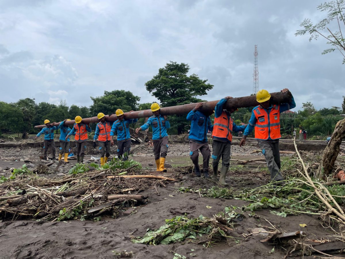 Petugas dari PT PLN (Persero) UP3 Bima saat melakukan perbaikan jaringan listrik pasca banjir bandang Bima. Foto (Humas PLN NTB)