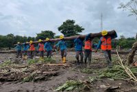 Petugas dari PT PLN (Persero) UP3 Bima saat melakukan perbaikan jaringan listrik pasca banjir bandang Bima. Foto (Humas PLN NTB)