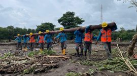 Petugas dari PT PLN (Persero) UP3 Bima saat melakukan perbaikan jaringan listrik pasca banjir bandang Bima. Foto (Humas PLN NTB)