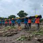 Petugas dari PT PLN (Persero) UP3 Bima saat melakukan perbaikan jaringan listrik pasca banjir bandang Bima. Foto (Humas PLN NTB)