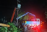 Tim PLN melakukan perbaikan Jaringan Listrik sebagia upaya penormalan kelistrikan. Foto (Humas PLN NTB).