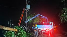 Tim PLN melakukan perbaikan Jaringan Listrik sebagia upaya penormalan kelistrikan. Foto (Humas PLN NTB).