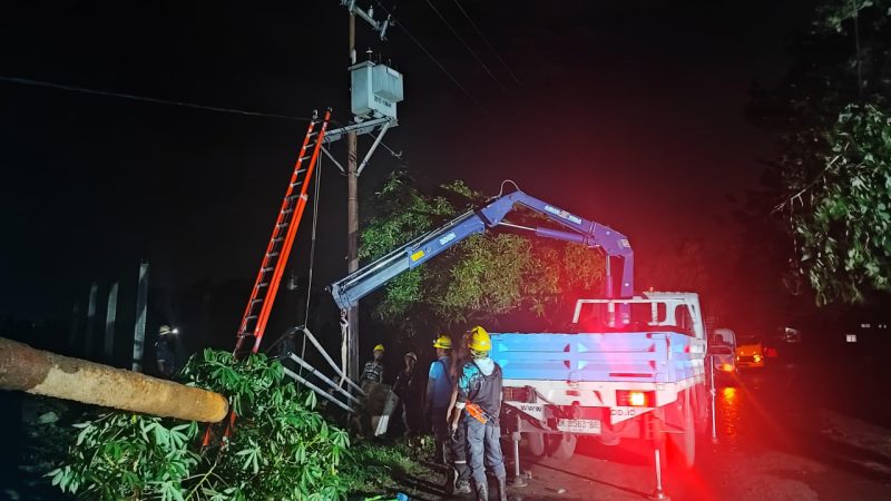 Tim PLN melakukan perbaikan Jaringan Listrik sebagia upaya penormalan kelistrikan. Foto (Humas PLN NTB).