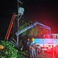 Tim PLN melakukan perbaikan Jaringan Listrik sebagia upaya penormalan kelistrikan. Foto (Humas PLN NTB).