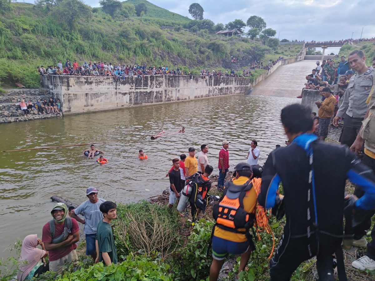 Tim SAR Mataram saat melakukan pencarian korban Abdul Rizal. Minggu (23/02/2025). Foto (SAR Mataram).