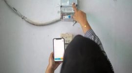 Ilustrasi pelanggan rumah tangga prabayar sedang melakukan pengisian token listrik di rumahnya. Foto (PLN)