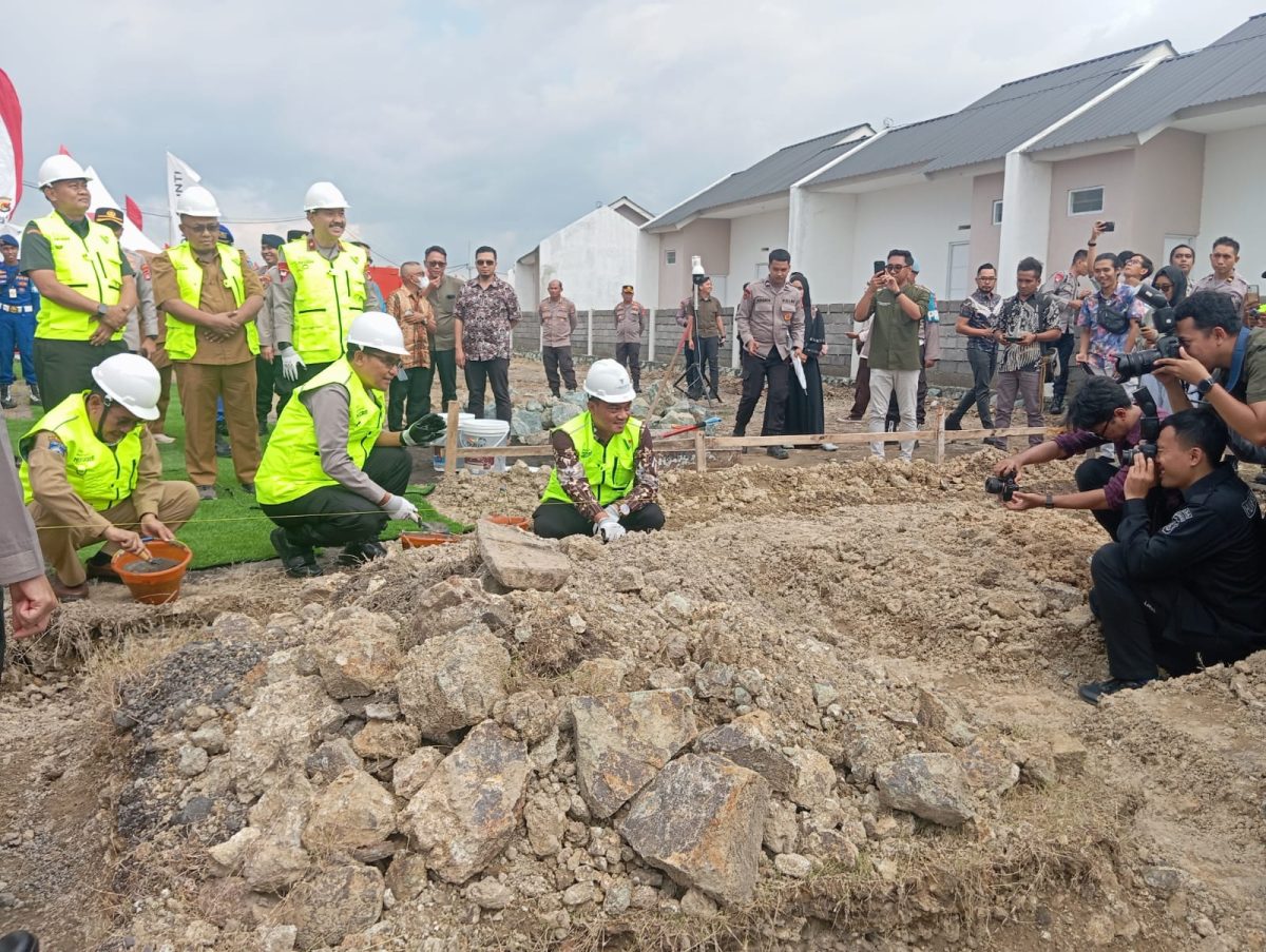 peletakan batu pertama pembangunan perumahan bersubsidi untuk anggota Polri Non PNS (PNPP) bersama tiga pengembang kdi lokasi perumahan Taman Mandali, milik PT Varindo Lombok Inti. Selasa (04/03/2025). Foto (RAMLI/GONTB).