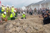 peletakan batu pertama pembangunan perumahan bersubsidi untuk anggota Polri Non PNS (PNPP) bersama tiga pengembang kdi lokasi perumahan Taman Mandali, milik PT Varindo Lombok Inti. Selasa (04/03/2025). Foto (RAMLI/GONTB).