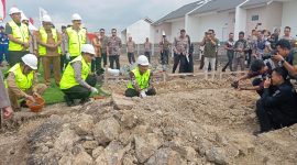 peletakan batu pertama pembangunan perumahan bersubsidi untuk anggota Polri Non PNS (PNPP) bersama tiga pengembang kdi lokasi perumahan Taman Mandali, milik PT Varindo Lombok Inti. Selasa (04/03/2025). Foto (RAMLI/GONTB).