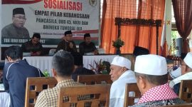 nggota Dewan Perwakilan Daerah Republik Indonesia (DPD RI) TGH. Ibnu Kholil melaksanakan sosialisasi mengenai empat pilar negara yang berlangsung di lesehan Ujung landasan, Lombok Barat. Rabu (05/03/2025). Foto (RAMLI/GONTB).