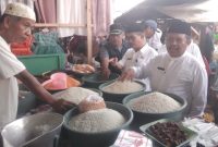 Bupati Lombok Barat H. Lalu Ahmad Zaini (LAZ) dan Wakil Bupati Hj. Nurul Adha Sidak Harga Kebutuhan pokok di pasar Gerung Lombok Barat, Jumat, 7 Maret 2025. Foto (Doc.Istimewa).