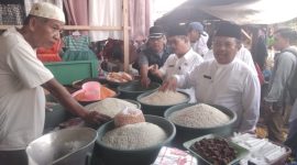 Bupati Lombok Barat H. Lalu Ahmad Zaini (LAZ) dan Wakil Bupati Hj. Nurul Adha Sidak Harga Kebutuhan pokok di pasar Gerung Lombok Barat, Jumat, 7 Maret 2025. Foto (Doc.Istimewa).