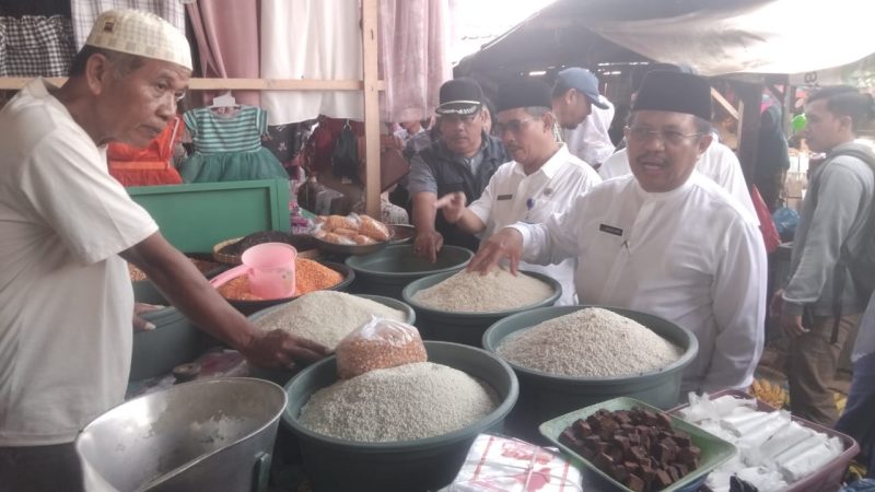 Bupati Lombok Barat H. Lalu Ahmad Zaini (LAZ) dan Wakil Bupati Hj. Nurul Adha Sidak Harga Kebutuhan pokok di pasar Gerung Lombok Barat, Jumat, 7 Maret 2025. Foto (Doc.Istimewa).