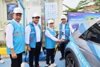 Direktur Retail dan Niaga PLN, Edi Srimulyanti (kedua dari kanan) didampingi oleh Executive Vice President Penjualan dan Pelayanan Pelanggan Retail PLN, Daniel Lestanto (kiri), General Manager PLN Unit Induk Wilayah Sumatera Selatan, Jambi dan Bengkulu (UIW S2JB), Adhi Herlambang (kedua dari kiri), dan Senior Manager Niaga dan Manajemen Pelanggan, Yasnedi (kanan) melakukan simulasi pengisian daya mobil listrik di Rest Area KM. 56A Tol Indralaya - Prabumulih, Ogan Ilir, Sumatera Selatan, pada Senin (3/3/2015). Foto (PLN)