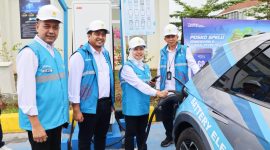 Direktur Retail dan Niaga PLN, Edi Srimulyanti (kedua dari kanan) didampingi oleh Executive Vice President Penjualan dan Pelayanan Pelanggan Retail PLN, Daniel Lestanto (kiri), General Manager PLN Unit Induk Wilayah Sumatera Selatan, Jambi dan Bengkulu (UIW S2JB), Adhi Herlambang (kedua dari kiri), dan Senior Manager Niaga dan Manajemen Pelanggan, Yasnedi (kanan) melakukan simulasi pengisian daya mobil listrik di Rest Area KM. 56A Tol Indralaya - Prabumulih, Ogan Ilir, Sumatera Selatan, pada Senin (3/3/2015). Foto (PLN)