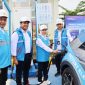 Direktur Retail dan Niaga PLN, Edi Srimulyanti (kedua dari kanan) didampingi oleh Executive Vice President Penjualan dan Pelayanan Pelanggan Retail PLN, Daniel Lestanto (kiri), General Manager PLN Unit Induk Wilayah Sumatera Selatan, Jambi dan Bengkulu (UIW S2JB), Adhi Herlambang (kedua dari kiri), dan Senior Manager Niaga dan Manajemen Pelanggan, Yasnedi (kanan) melakukan simulasi pengisian daya mobil listrik di Rest Area KM. 56A Tol Indralaya - Prabumulih, Ogan Ilir, Sumatera Selatan, pada Senin (3/3/2015). Foto (PLN)