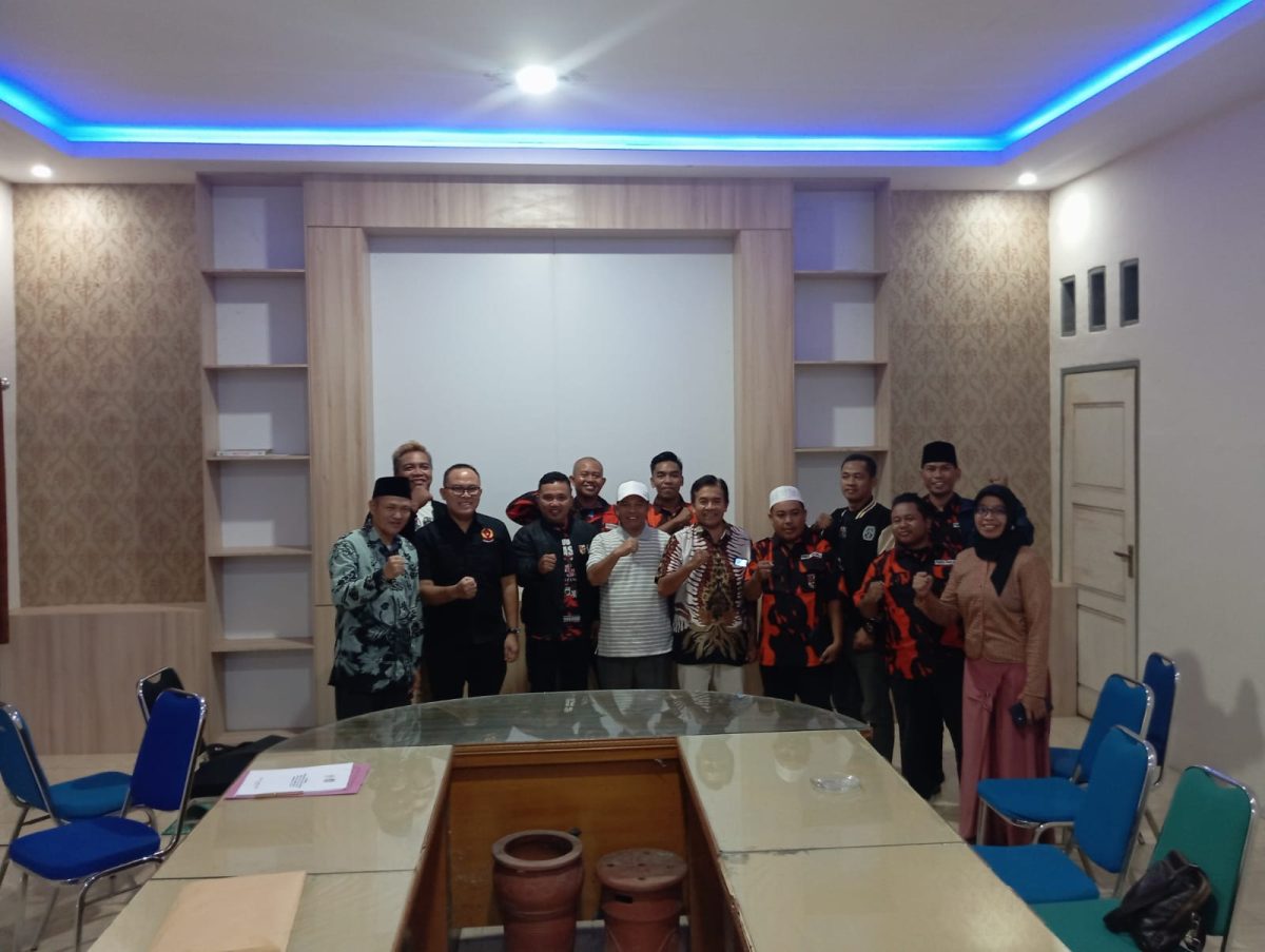 Abubakar Abdullah resmi mengembalikan formulir pendaftaran sebagai calon Ketua KONI Lobar. Kamis (20/03/2025). Foto (Doc.Ist).