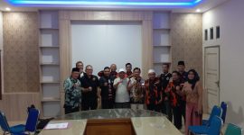 Abubakar Abdullah resmi mengembalikan formulir pendaftaran sebagai calon Ketua KONI Lobar. Kamis (20/03/2025). Foto (Doc.Ist).
