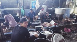Terlihat jasa penyembelihan dan pembersihan unggas ramai orderan di Pasar Sindu Mataram, Jumat (28/03/2025). Foto (Dedi Suhadi/GONTB).