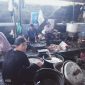 Terlihat jasa penyembelihan dan pembersihan unggas ramai orderan di Pasar Sindu Mataram, Jumat (28/03/2025). Foto (Dedi Suhadi/GONTB).