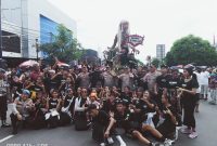 Kapolda NTB Irjen Pol Hadi Gunawan, Kapolres Mataram AKBP Hendro Purwoko dan jajaran bersama umat Hindu saat pawai ogoh-ogoh. Jumat (28/03/2025).