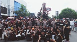 Kapolda NTB Irjen Pol Hadi Gunawan, Kapolres Mataram AKBP Hendro Purwoko dan jajaran bersama umat Hindu saat pawai ogoh-ogoh. Jumat (28/03/2025).