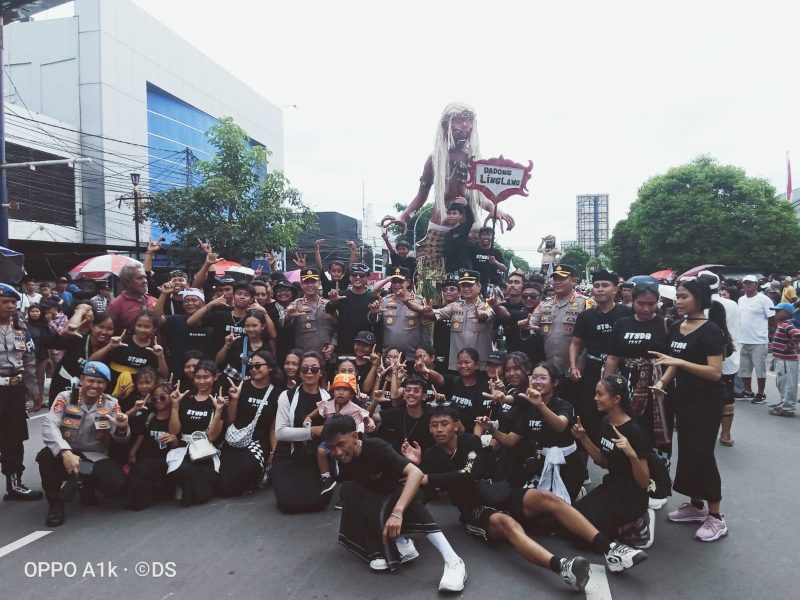 Kapolda NTB Irjen Pol Hadi Gunawan, Kapolres Mataram AKBP Hendro Purwoko dan jajaran bersama umat Hindu saat pawai ogoh-ogoh. Jumat (28/03/2025).