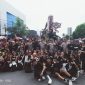 Kapolda NTB Irjen Pol Hadi Gunawan, Kapolres Mataram AKBP Hendro Purwoko dan jajaran bersama umat Hindu saat pawai ogoh-ogoh. Jumat (28/03/2025).