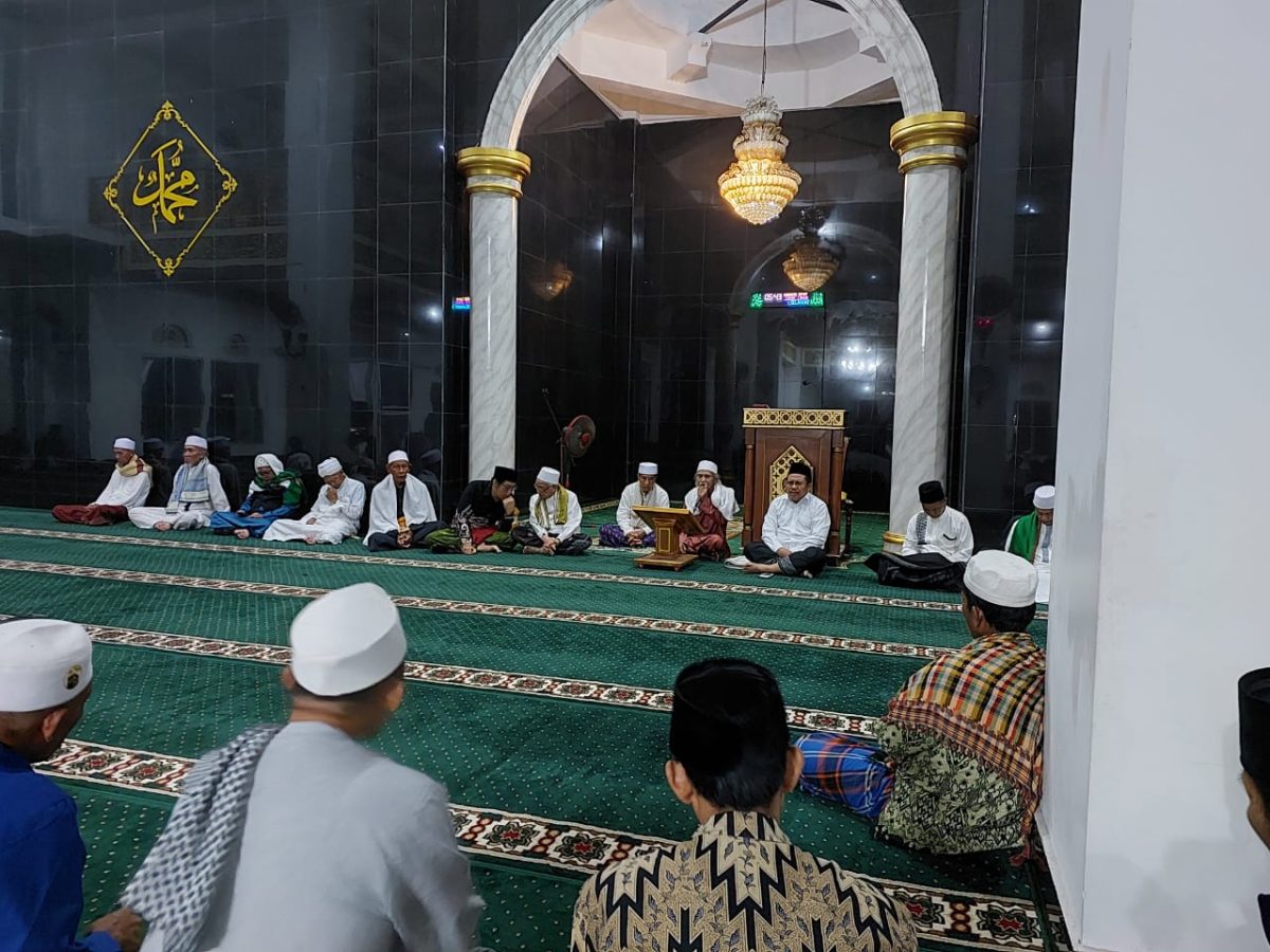 SILATURAHMI SUBUH : Bupati Lombok Barat H. Lalu Ahmad Zaini (LAZ) saat silaturahmi subuh di Masjid Baitul Atiq Gerung. Foto (Doc.Istimewa).