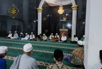 SILATURAHMI SUBUH : Bupati Lombok Barat H. Lalu Ahmad Zaini (LAZ) saat silaturahmi subuh di Masjid Baitul Atiq Gerung. Foto (Doc.Istimewa).
