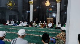 SILATURAHMI SUBUH : Bupati Lombok Barat H. Lalu Ahmad Zaini (LAZ) saat silaturahmi subuh di Masjid Baitul Atiq Gerung. Foto (Doc.Istimewa).