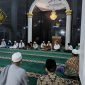 SILATURAHMI SUBUH : Bupati Lombok Barat H. Lalu Ahmad Zaini (LAZ) saat silaturahmi subuh di Masjid Baitul Atiq Gerung. Foto (Doc.Istimewa).