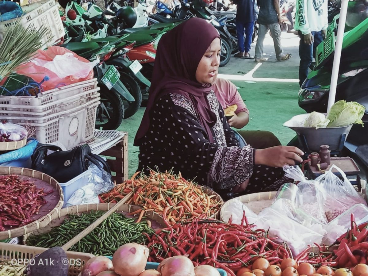 Saenah, penjual cabe di Pasar kebon Roek, Ampenan. Foto (DSHD)