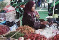 Saenah, penjual cabe di Pasar kebon Roek, Ampenan. Foto (DSHD)