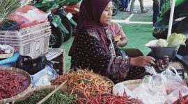 Saenah, penjual cabe di Pasar kebon Roek, Ampenan. Foto (DSHD)