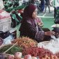 Saenah, penjual cabe di Pasar kebon Roek, Ampenan. Foto (DSHD)