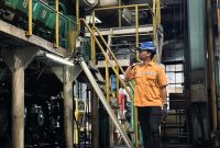 Tim PLN saat memantau beban puncak mesin di pembangkit. Foto (PLN NTB).
