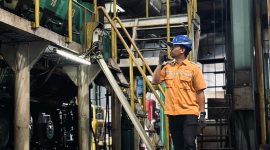 Tim PLN saat memantau beban puncak mesin di pembangkit. Foto (PLN NTB).