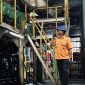Tim PLN saat memantau beban puncak mesin di pembangkit. Foto (PLN NTB).