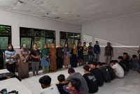 15 pelaku perang sarung saat sujud dihadapan orang tuanya. Senin (10/03/2025). Foto (Polresta Mataram).