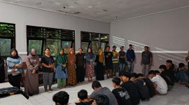 15 pelaku perang sarung saat sujud dihadapan orang tuanya. Senin (10/03/2025). Foto (Polresta Mataram).