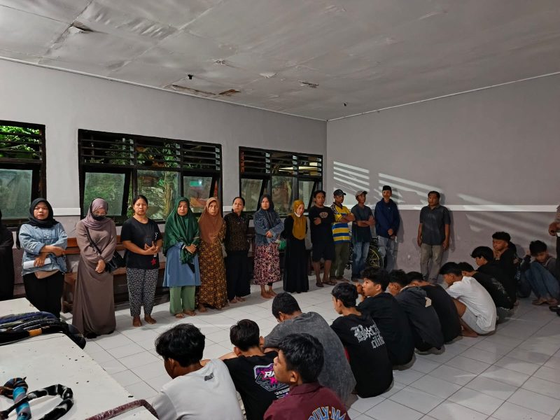 15 pelaku perang sarung saat sujud dihadapan orang tuanya. Senin (10/03/2025). Foto (Polresta Mataram).