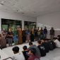 15 pelaku perang sarung saat sujud dihadapan orang tuanya. Senin (10/03/2025). Foto (Polresta Mataram).