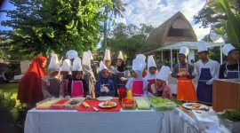 Suasana Antusiasme Para anak yatim belajar membuat Kebab Turki bersama Executive Chef Hotel Merumatta Senggigi, Senin (10/03/2025). Foto (SAHAYA)