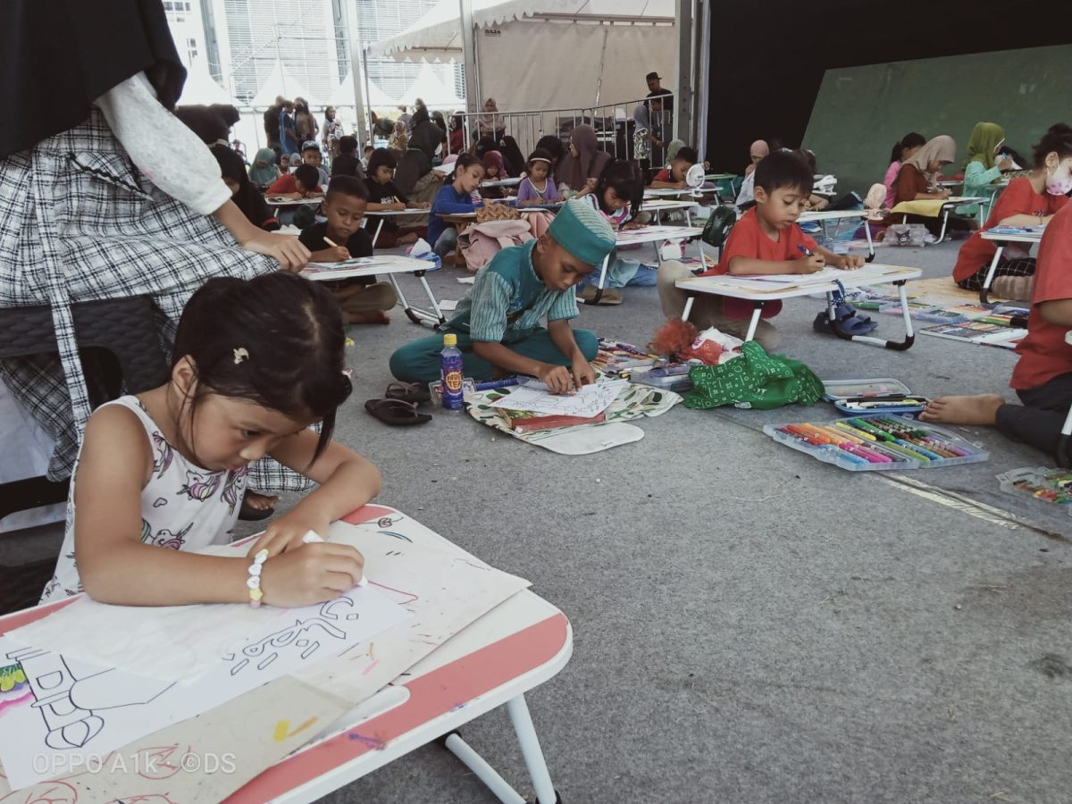 Salah seorang peserta lomba mewarnai kaligrafi memeriahkan gelegar pesona khaZanah Ramadhan 1446 H. Selasa (11/03/2022). Foto (Dedi Suhadi/GONTB).