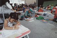 Salah seorang peserta lomba mewarnai kaligrafi memeriahkan gelegar pesona khaZanah Ramadhan 1446 H. Selasa (11/03/2022). Foto (Dedi Suhadi/GONTB).